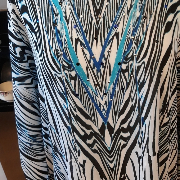 TAN JAY  Top.     A. 50 - Picture 2 of 3